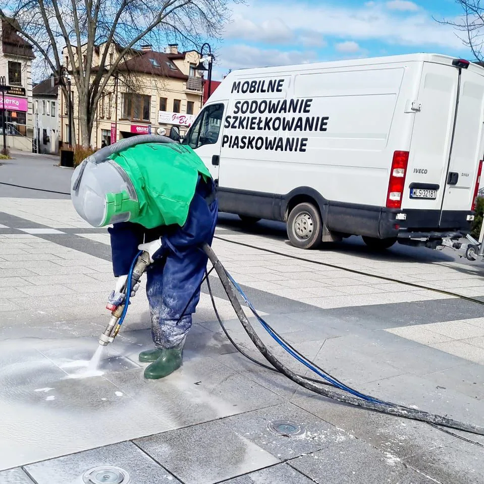 Pracownik Eco Blasting Team podczas piaskowania